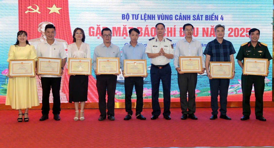 Bộ tư lệnh Vùng Cảnh sát biển 4 tặng Giấy khen cho các tập thể, cá nhân các cơ quan báo chí có nhiều thành tích trong công tác phối hợp tuyên truyền