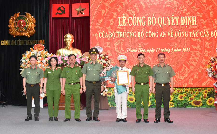 2_ BGD tang hoa chuc mung