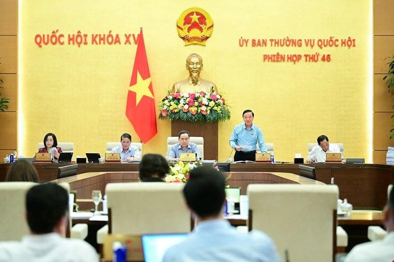 Phó Chủ tịch Quốc hội Nguyễn Khắc Định điều hành Phiên họp.