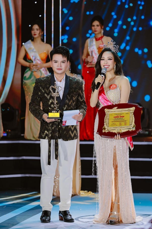 Nụ cười rạng rỡ của thí sinh Phạm Thị Phương sau khi hoàn thành xuất sắc phần thi ứng xử.