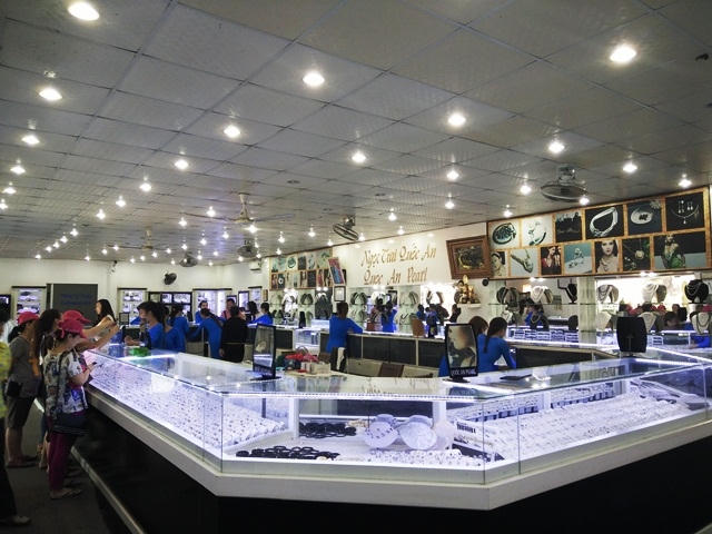 Mỗi ngày Showroom Ngọc trai Quốc An đón khoảng 500 lượt khách tham quan và mua sắm.