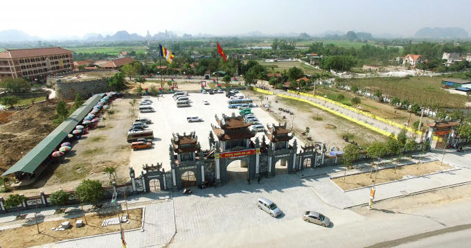 Điểm dừng đầu tiên khi đến với Yên Tử là chùa Trình. Chùa Trình là điểm dừng chân nơi cửa ngõ Yên Tử để du khách “đi trình, về tạ”.