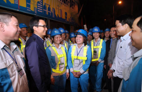 Phó Thủ tướng Vũ Đức Đam, Chủ tịch UBND TP. Hà Nội Nguyễn Đức Chung trò chuyện với công nhân xí nghiệp số 4, Công ty Môi trường đô thị Hà Nội. Ảnh: VGP/Đình Nam