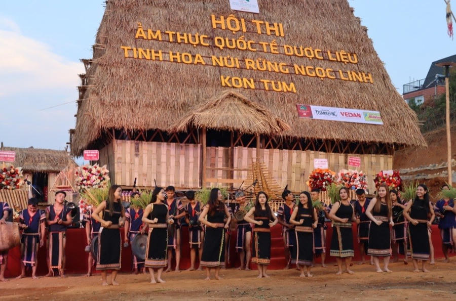 Trình diễn cồng chiêng tại hội thi. Ảnh: UBND huyện Tu Mơ Rông