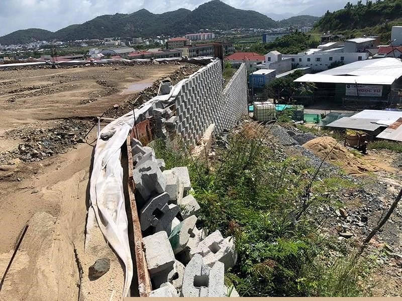 Tường chắn khổng lồ đang sụp đổ.