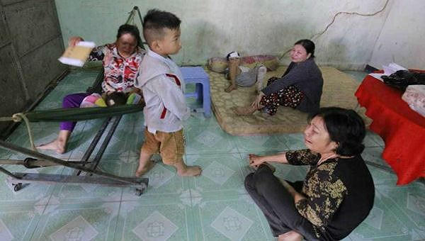 Hai vợ chồng trẻ ra đi để lại những đứa con thơ.