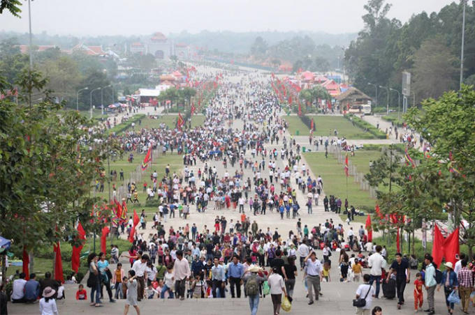 Lượng du khách đổ về Lễ hội Đến Hùng ngày một tăng.