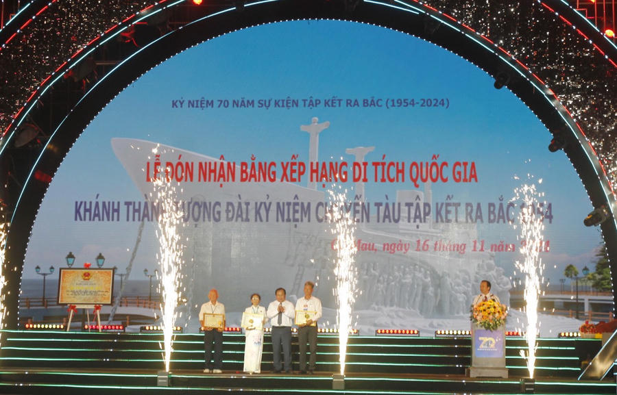 Ông Nguyễn Minh Luân - Phó Chủ tịch UBND tỉnh Cà Mau, trao Bằng khen của Chủ tịch UBND tỉnh cho các cá nhân là nhân chứng và đại diện thân nhân của những người tham gia Tập kết đã trao tặng hiện vật.