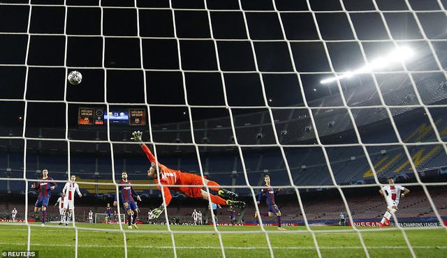 Thủ thành Stegen bất lực trong việc cứu thua cho Barcelona