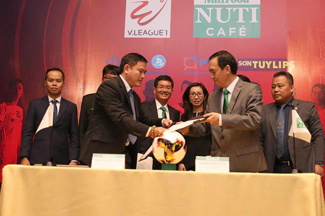 Ngay sau khi có nhà tài trợ mới...