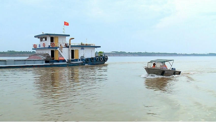 Cảnh sát đường thủy kiểm soát hoạt động vận tải trên sông Hồng.