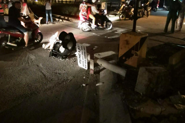 Đèn báo hiệu đường sắt cũng bị quật ngã theo.