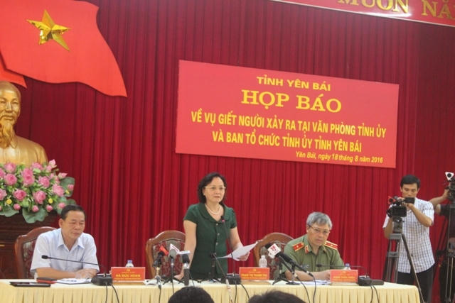 Bà Phạm Thị Thanh Trà, Chủ tịch UBND tỉnh Yên Bái thông tin trước cuộc họp (ảnh Chu Lương)