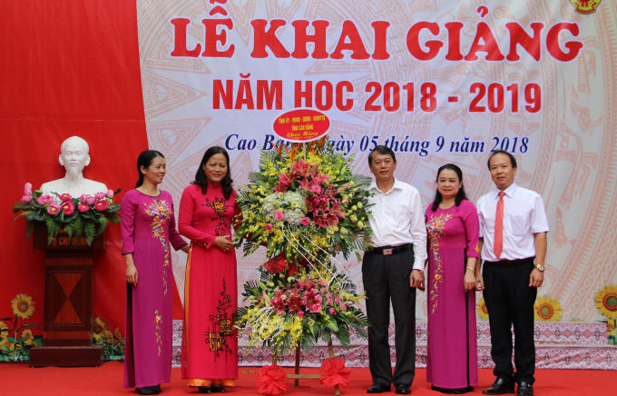 Chủ tịch UBND tỉnh Hoàng Xuân Ánh tặng hoa chúc mừng thầy và trò Trường THPT Dân tộc nội trú tỉnh.