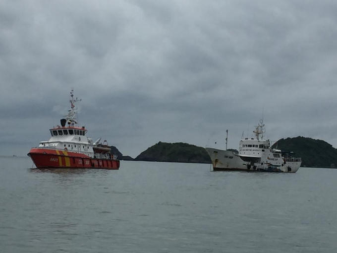 Con tàu mang ký hiệu SAR rúc còi chào bến cảng Hải Phòng lên đường làm nhiệm vụ.