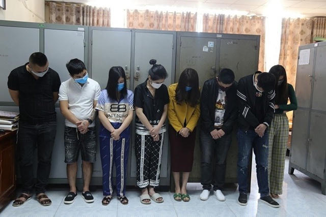Các đối tượng sử dụng trái phép chất ma túy tại một quán karaoke ở Vĩnh Phúc. Ảnh: Công an Vĩnh Phúc