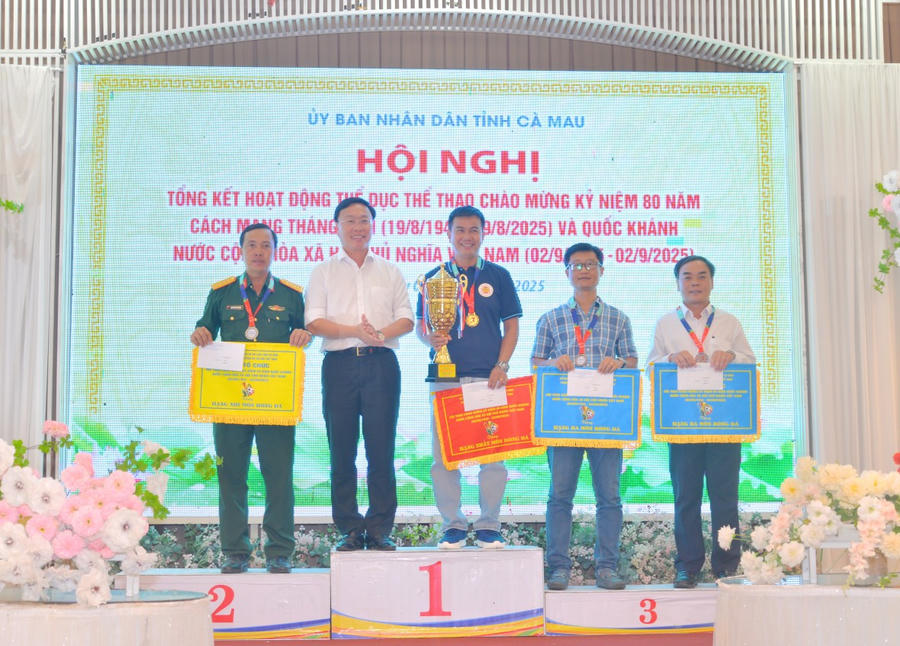 Ông Huỳnh Hữu Trí - Ủy viên BTV Tỉnh ủy, Phó Chủ tịch UBND tỉnh Cà Mau, trao Huy chương Vàng và Cúp vô địch môn Bóng đá nam cho đại diện đội tuyển Công an tỉnh.
