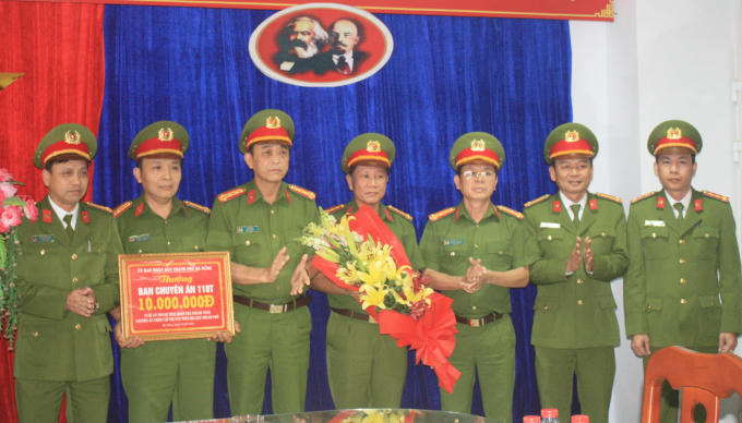 Đại tá Trần Mưu - Phó giám đốc Công an TP Đà Nẵng thừa ủy nhiệm lãnh đạo thành phố đã trao thưởng.