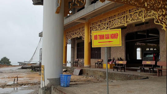 Biển chỉ dẫn đến nơi thỉnh giải nghiệp (hiện đã được cất đi)