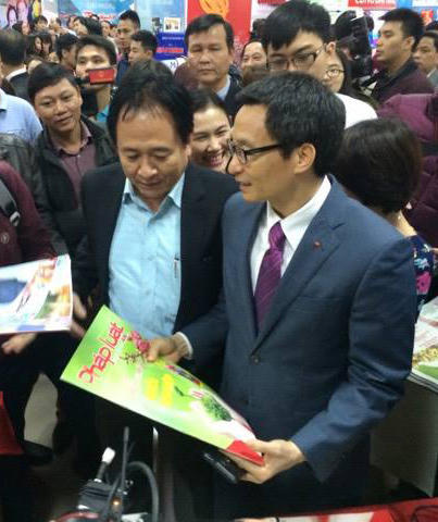 Phó Thủ tướng thăm gian hàng của báo Pháp luật Việt Nam tại Hội báo toàn quốc 2017.