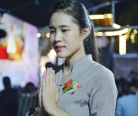 Bông hồng cài trên ngực áo trở thành nghi lễ không thể thiếu mùa Vu Lan.