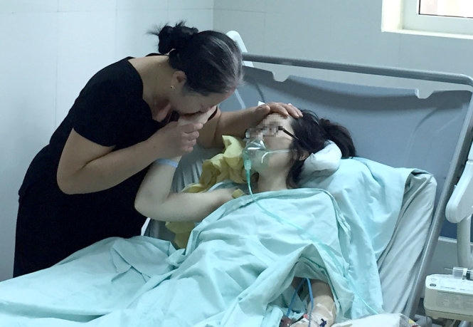 Sản phụ bị ung thư phổi giai đoạn cuối đang phải chống chọi với từng ngày với những cơn đau. Ảnh: Tuổi Trẻ.
