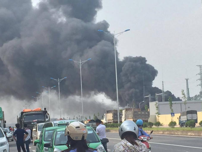 Vụ cháy tạo thành những cột khói cao hàng chục mét. (Ảnh: Facebook)