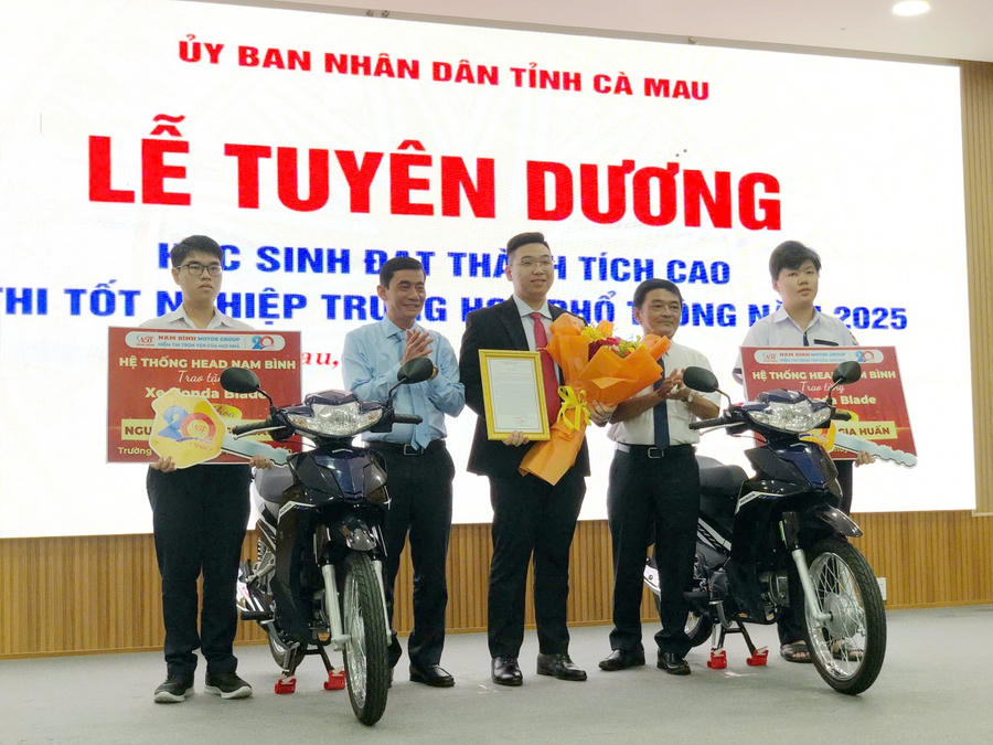 Công ty TNHH MTV TM-DV Mô tô Nam Bình đã trao tặng 2 xe máy cho 2 em thủ khoa. Lãnh đạo Sở Giáo dục và Đào tạo tỉnh cũng tặng hoa tri ân đến nhà tài trợ.