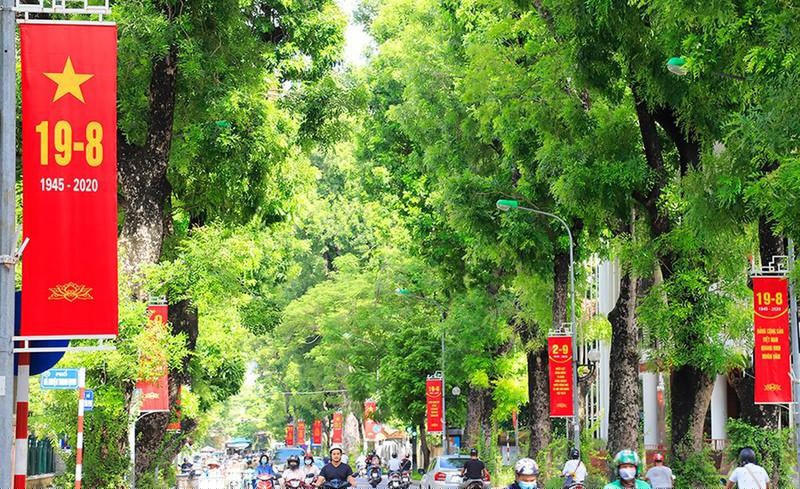 Hình tượng mùa thu còn mang tầm vóc vĩ đại của đất nước, của dân tộc khi gắn với những dấu son lịch sử chói lọi của đất nước.  
