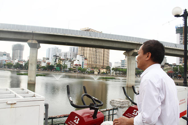 Người dân sống quanh khu vực hồ Hoàng Cầu thường xuyên sử dụng cũng ngán ngẩm nói rằng Ý thức sử dụng kém thế này thì còn đơn vị nào dám đầu tư vào các thiết bị công cộng.