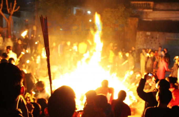 Ai cũng muốn được lộc sớm nhất mang về cho bản thân và gia đình. (Ảnh: Đức Biên)