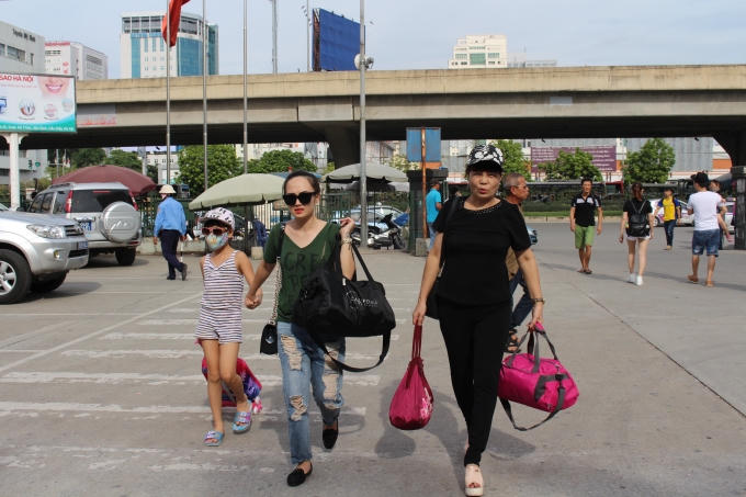 Lình kỉnh ba lô, túi xách để rời Thủ đô.