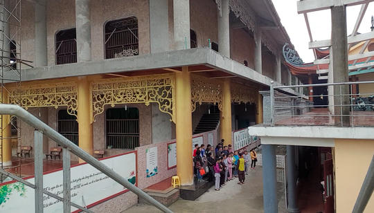 Người dân tập trung tước khu thỉnh giải nghiệp - Ảnh chụp trước khi khu vực này bị đóng cửa