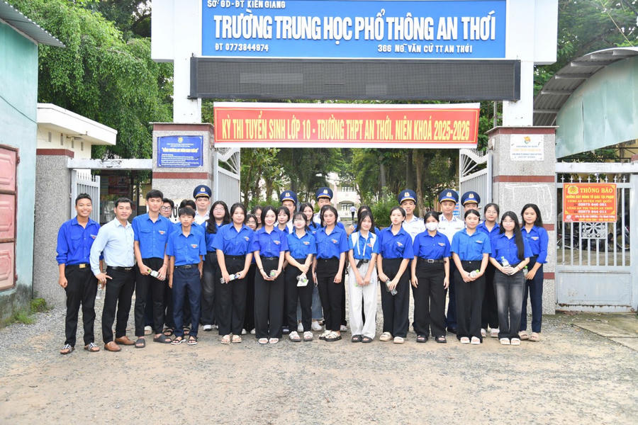 Cán bộ, đoàn viên Bộ Tư lệnh Vùng Cảnh sát biển 4 và Đoàn phường An Thới “Tiếp sức mùa thi” năm 2025.