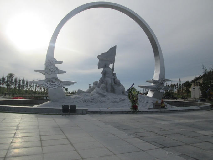 Trung tâmTượng đài Gạc Ma.