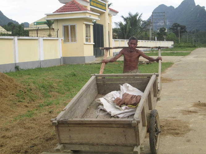 Người đàn ông vượt 3km để đi làm nương.