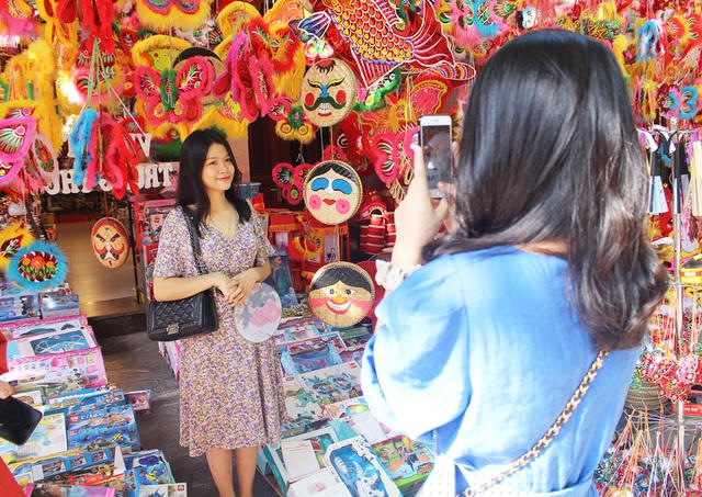Không chỉ bán đồ chơi, vật dụng trung thu mà nhiều tiểu thương ở phố Hàng Mã còn tận dụng địa điểm cho thuê khách chụp ảnh