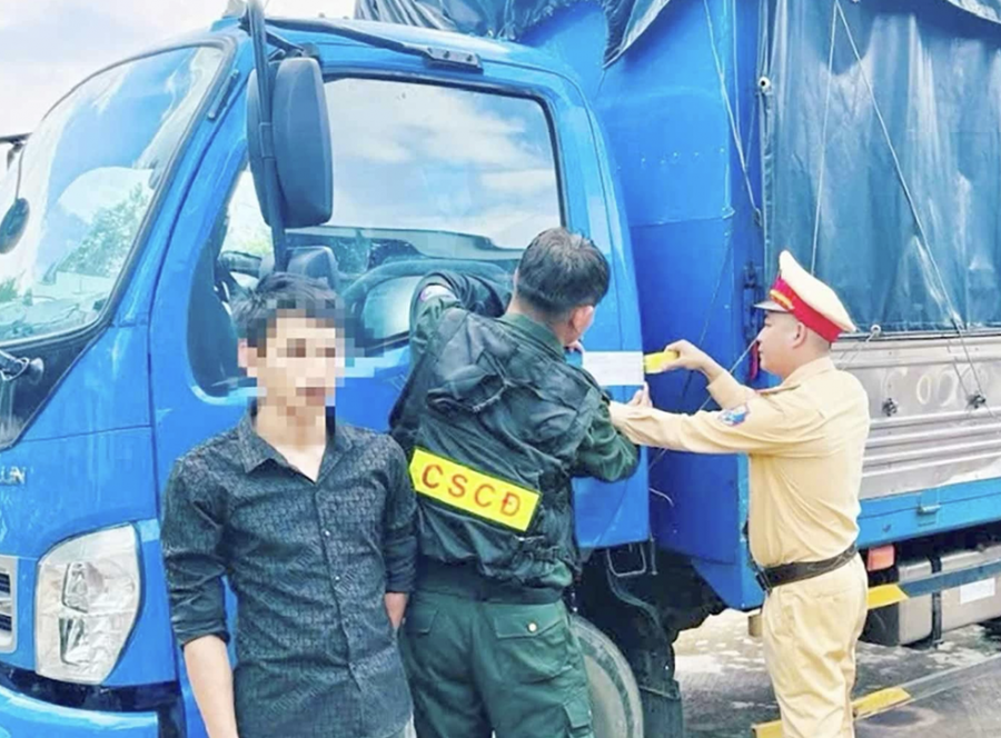 CSGT phát hiện tài xế xe tải dương tính với chất ma tuý.