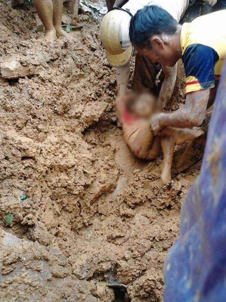 Đau đớn khi nh&igrave;n em b&eacute; Thanh H&oacute;a 5 tuổi bị v&ugrave;i trong đất lũ