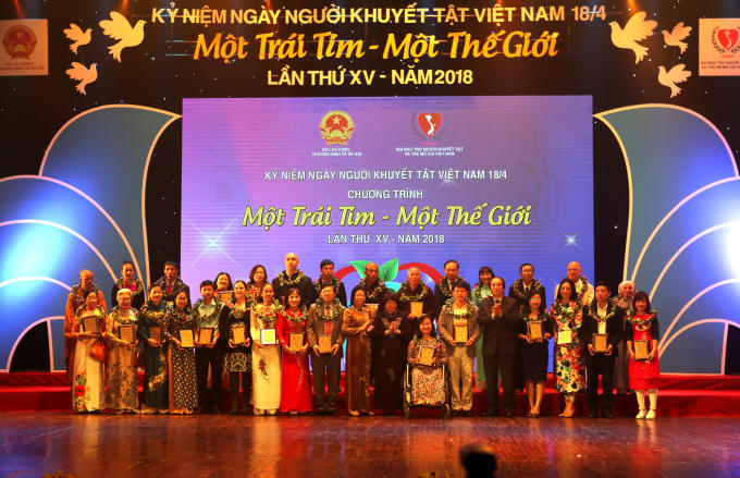 SHB chia sẻ với người t&agrave;n tật v&agrave; trẻ mồ c&ocirc;i