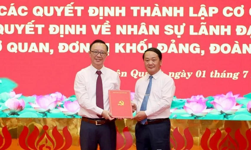 Trao Quyết định nghỉ hưu của Ban Bí thư Trung ương Đảng cho ông Thào Hồng Sơn - Phó Bí thư Thường trực Tỉnh ủy, Chủ tịch HĐND tỉnh Hà Giang (cũ).