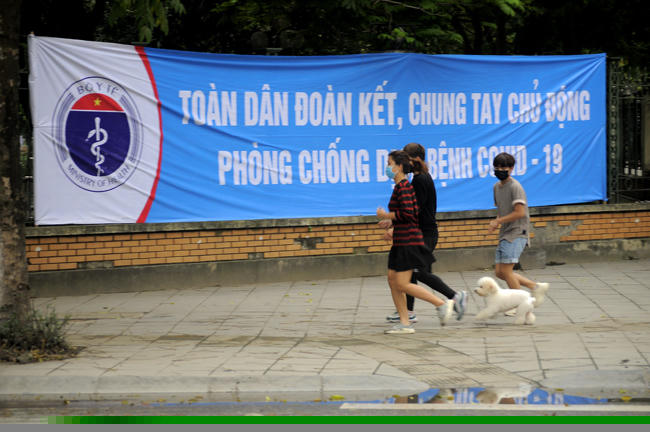 anh: nguoi dan hn nuom nuop tap the duc du co