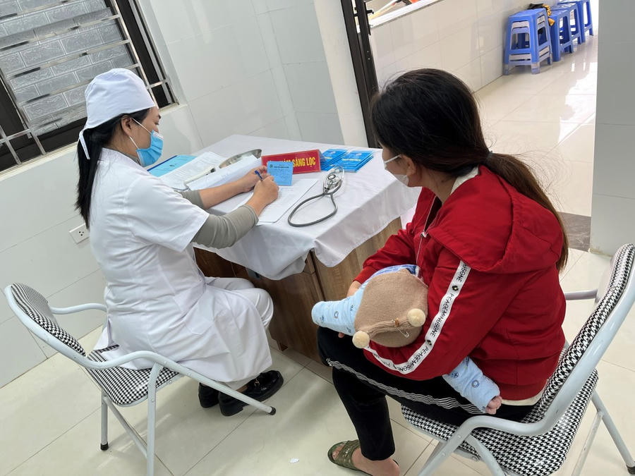 Bộ Y tế khuyến cáo chủ động đưa trẻ thăm khám, tiêm phòng. (Ảnh minh họa: Bộ Y tế)