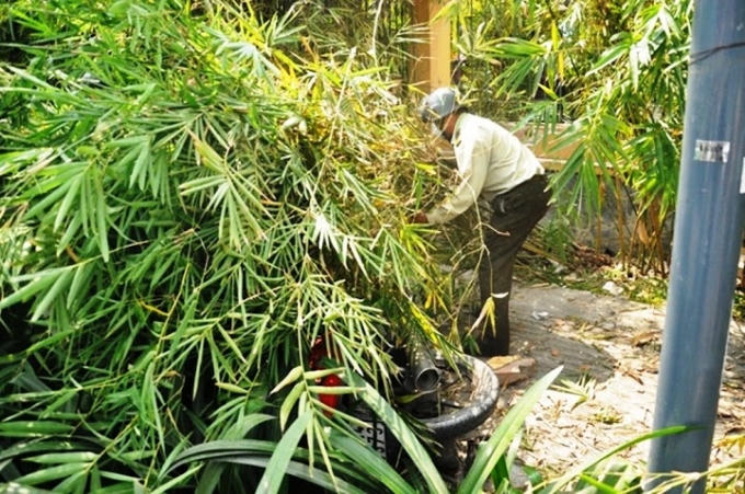 Chiếc xe máy bị hàng rào đè bẹp.