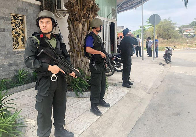 Cảnh sát vây bắt ổ ma túy. (Ảnh: VnExpress)