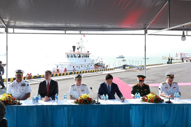 Đại sứ Hoa Kỳ tại Việt Nam Daniel Kritenbrink và Đô đốc Scott Swift, Tư lệnh Hạm đội Thái Bình Dương chia sẻ cảm xúc, suy nghĩ tại buổi họp báo diễn ra sau Lễ đón