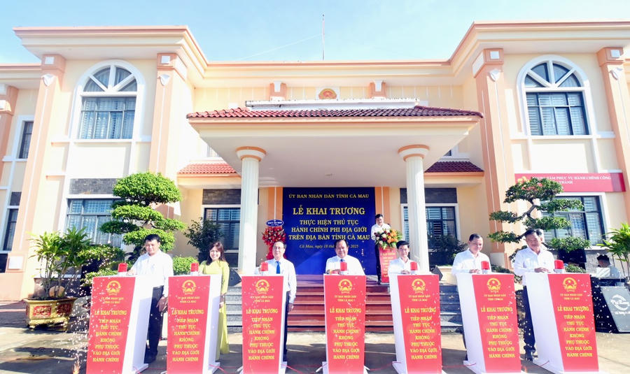 Đại biểu thực hiện nghi thức nhấn nút khai trương điểm thực hiện thủ tục hành chính phi địa giới.
