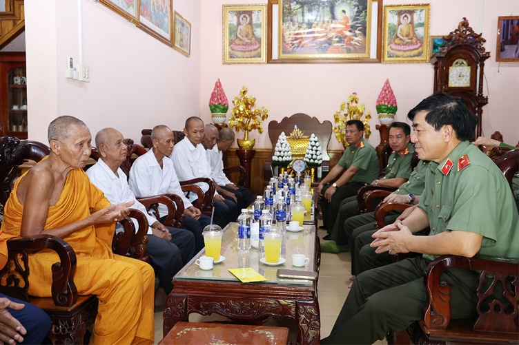 Hoà thượng Chau Ty, Phó Pháp chủ Giáo hội Phật giáo Việt Nam, trụ trì chùa Soài So cảm ơn sự quan tâm của Ban Giám đốc Công an tỉnh