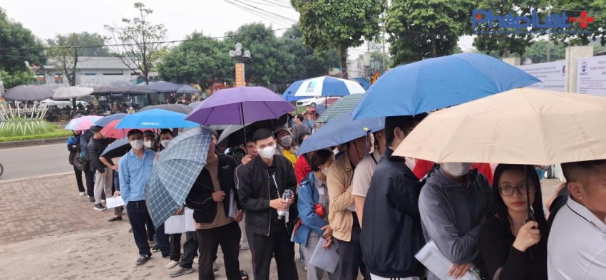 Người dân chen chân, xếp hàng chờ lấy số mua xuất Nhà ở Xã hội