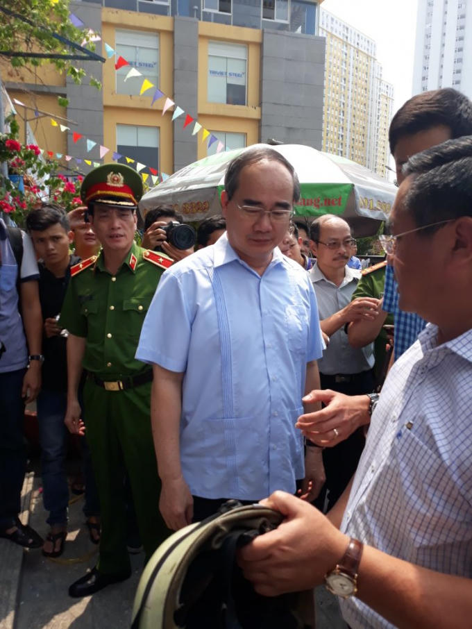 Bí thư Thành ủy TP HCM trực ti&ecirc;́p xu&ocirc;́ng hi&ecirc;̣n trường ki&ecirc;̉m tra vụ cháy Chung cư Carina.